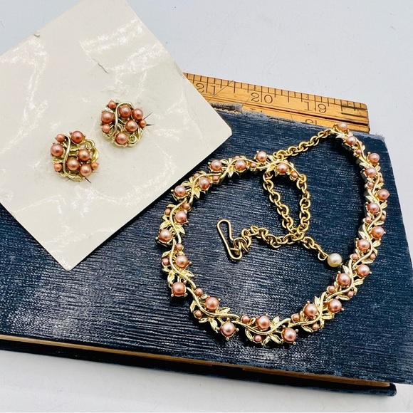 Vintage new old stock gold tone peach faux pearl choker & clip on earrings set - Picture 4 of 6